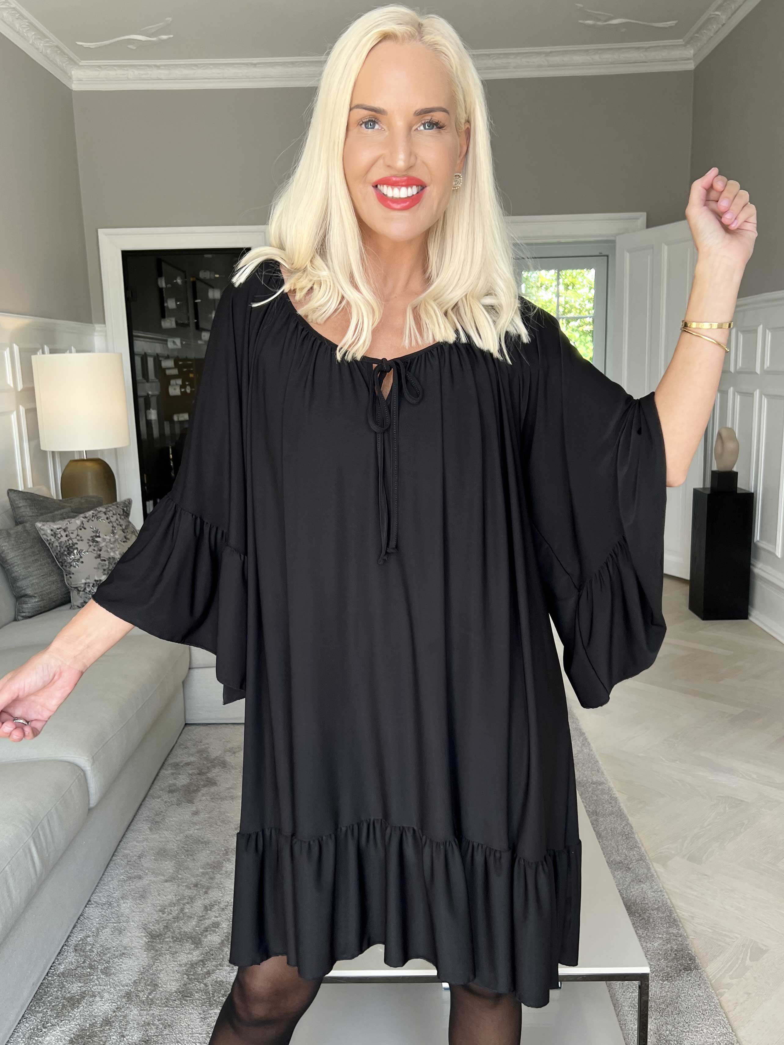 Novia - Svart elastisk klänning med volanger